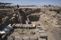 エジプト・ルクソール近郊で発見された古代都市遺構で活動中の作業員（2021年4月10日撮影）。(c)Khaled DESOUKI / AFP