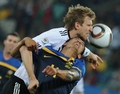 2010年サッカーW杯南アフリカ大会（%%2010 World Cup%%）1次リーグD組、ドイツ対オーストラリア。試合はドイツが4-0で快勝した。写真はオーストラリアのティム・ケイヒル（%%Tim Cahill%%）とボールを競るドイツのホルガー・バドシュトゥバー（%%Holger Badstuber%%、左）。（2010年6月13日）(c)AFP/CARL DE SOUZA
