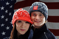 米テレビ局%%NBC%%と米国五輪委員会（%%US Olympic Committee%%、%%USOC%%）が12日、ロサンゼルス（Los Angeles）のスマッシュボックス・スタジオ（Smashbox Studios）でプロモーション用の写真撮影を行い、米国のフィギュアスケート選手などが参加した。写真はカメラに向けてポーズをとるメリル・デイビス（%%Meryl Davis%%、左）とチャーリー・ホワイト（%%Charlie White%%）。（2009年5月12日撮影）(c)AFP/Getty Images/Harry How