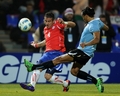 コパ・アメリカ2011（2011 Copa America）1次リーグC組、ウルグアイ対チリ。プレスを受けながらパスを出すチリのマウリシオ・イスラ（Mauricio Isla、左、2011年7月8日撮影）。(c)AFP/Ronaldo Schemidt