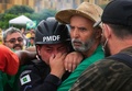 軍警官を支えるジャイル・ボルソナロ前大統領支持者。ブラジルの首都ブラジリアで（2023年1月8日撮影）。(c)Sergio Lima / AFP