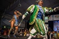 ブラジルのリオデジャネイロ（Rio de Janeiro）で開かれたイベントでダンスを踊る、2014年のサンバ・カーニバルのクイーンに選ばれたレティシア・マルティンス・ギマライス（Leticia Martins Guimaraes）さん（左）とキング・モモ（King Momo）に選ばれたウィウソン・ジーアス・ダコスタ・ネト（Wilson Dias da Costa Neto）さん（右、2013年11月8日撮影）。(c)AFP/YASUYOSHI CHIBA