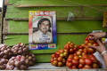 コロンビア・メデジン（Medellin）の貧困地区の壁に張られた、麻薬王パブロ・エスコバル（Pablo Escobar）のシールブックのポスター（2012年8月8日撮影）。(c)AFP/Raul ARBOLEDA