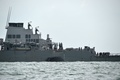 シンガポール沖合でタンカーと衝突し、損傷して穴ができた米海軍の駆逐艦「ジョン・S・マケイン」。シンガポールのチャンギ海軍基地沖で（2017年8月21日撮影）。(c)AFP/ROSLAN RAHMAN