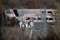 仏エクベルスハイムの高速鉄道TGV脱線現場で、事故調査を行う救急隊員ら（2015年11月15日撮影）。(c)AFP/FREDERICK FLORIN