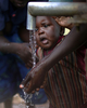 2007年10月25日、井戸の水を見る男の子。(c)AFP/Roberto SCHMIDT