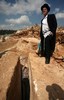 2007年9月23日、エルサレム（Jerusalem）北部で見つかった採石場を探検するユダヤ教超正統派の少年。(c)AFP/MENAHEM KAHANA