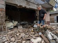 ウクライナ南部ヘルソン州でがれきを片付ける地元住民（2023年6月10日撮影）。(c)Oleksii FILIPPOV / AFP