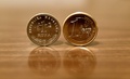 クロアチアの通貨クーナ（左）と欧州連合単一通貨ユーロの硬貨（2022年12月30日撮影）。(c)Denis LOVROVIC / AFP