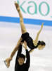 世界フィギュアスケート国別対抗戦2012（World Team Trophy Figure Skating Championship 2012）が20日、東京で2日目が行われ、ペア・ショートプログラム（SP）で高橋成美（Narumi Takahashi）/マービン・トラン（Mervin Tran）組は64.92点を記録し、首位に立った。

演技に臨む高橋成美/マービン・トラン組（2012年4月20日撮影）。(c)AFP/TOSHIFUMI KITAMURA
