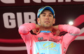 第96回ジロ・デ・イタリア（2013 Giro d&apos;Italia）、第13ステージ（ブッセートからケラスコ、254キロメートル）。総合首位（マリアローザ）を守り、表彰式に臨むアスタナ（Astana）のヴィンセンツォ・ニバリ（Vincenzo Nibali
、2013年5月17日撮影）。(c)AFP/LUK BENIES