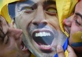 サッカーW杯ブラジル大会（2014 World Cup）決勝トーナメント1回戦、コロンビア対ウルグアイ。ルイス・スアレス（Luis Suarez）のお面にかみつくファン（2014年6月28日撮影）。(c)AFP/EITAN ABRAMOVICH