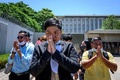 タイの首都バンコクにある日本大使館前で、日本を拠点とする活動家のパウィン・チャッチャワーンポンパン氏の送還を求める王室派（2020年8月25日撮影）。(c)Mladen ANTONOV / AFP