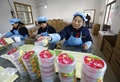 中国山東省にあるASLマスクの工場で働く作業員（2016年1月27日撮影）。(c)AFP