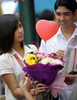2008年2月13日、フィリピンの首都マニラ（Manila）で、ハート形の風船を持つ女性。(c)AFP/Jay DIRECTO