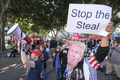 米カリフォルニア州ロサンゼルスで、米大統領選に不正があったとするドナルド・トランプ大統領の主張に呼応してデモ行進する支持者ら（2021年1月6日撮影）。(c)RINGO CHIU / AFP