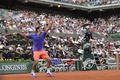 全仏オープンテニス、男子シングルス1回戦。サーブトスを上げるロジャー・フェデラー（2015年5月24日撮影）。(c)AFP/MIGUEL MEDINA
