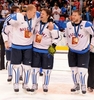 2010年%%バンクーバー冬季五輪%%アイスホッケー男子3位決定戦、フィンランド対スロバキア｡試合は5-3でフィンランドが勝利し、銅メダルを獲得した。

　フィンランドは、1-3とリードされた第3ピリオドにオリ・ヨキネン（%%Olli Jokinen%%）の2得点などで逆転勝ちした。

　写真は銅メダル獲得を喜ぶフィンランドの（左から）オリ・ヨキネン、キモ・ティモネン（%%Kimmo Timonen%%）、サク・コイブ（%%Saku Koivu%%）。（2010年2月27日撮影）(c)AFP/LUIS ACOSTA