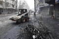 シリア北部アレッポの元反体制派掌握地域で、政府によって行われるがれきの撤去作業（2016年12月27日撮影）。(c)AFP/George OURFALIAN
