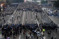 中国・香港で、警官隊とにらみ合う民主派のデモ隊（2019年6月12日撮影）。(c)Anthony WALLACE / AFP