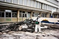 仏パリで、ノートルダム大聖堂の火災による鉛汚染の懸念を受け、近くの学校の校庭で行われた除染作業（2019年8月8日撮影）。(c)Martin BUREAU / AFP