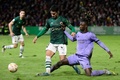 サッカースペイン国王杯3回戦、カセレーニョ対レアル・マドリード。相手選手とボールを競るレアル・マドリードのエドゥアルド・カマヴィンガ（右、2023年1月3日撮影）。(c)CRISTINA QUICLER/ AFP