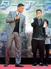 米俳優ウィル・スミス（Will Smith）と息子のジェイデン・スミス（Jaden Smith）が1日、都内で行われた新作映画『アフター・アース（After Earth）』のPRイベントに出席した。地元の中学生と記念撮影をするなどし、イベントは大いに盛り上がった。同作は6月21日から全国で公開される（2013年5月1日撮影）。(c)AFP/Toru YAMANAKA