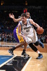 13-14NBAミネソタ・ティンバーウルブズ（Minnesota Timberwolves）対ロサンゼルス・レイカーズ（Los Angeles Lakers）。ドライブを仕掛けるミネソタ・ティンバーウルブズのケビン・ラブ（Kevin Love、2014年2月4日撮影）。(c)AFP/Getty Images/NBAE/David Sherman