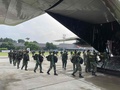 インドネシア・ジョクジャカルタから、新型コロナウイルス患者が急増しているジャカルタに向かう国軍兵士ら（2021年6月28日撮影）。(c)AFP PHOTO / Indonesia Military