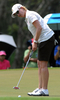 女子ゴルフ米国ツアー開幕戦、ホンダLPGAタイランド（Honda LPGA Thailand）最終日。パターショットの行方を見守るオーストラリアのカリー・ウェブ（Karrie Webb）。（2011年2月20日撮影）(c)AFP/PORNCHAI KITTIWONGSAKUL