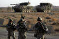 2008年3月8日、イラク・バグダッド（Baghdad）北東のディヤラ（Diyala）州で巡回する米兵。(c)AFP/DAVID FURST