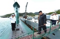 北朝鮮国内で朝鮮人民軍海軍第167軍部隊の潜水艦第748号を視察する金正恩（キム・ジョンウン、Kim Jong-Un）第1書記。北朝鮮の朝鮮中央通信（Korean Central News Agency、KCNA）配信（撮影日不明、2014年6月16日配信）。(c)AFP/KCNA via KNS