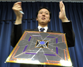 太陽光の圧力で宇宙空間を進む「宇宙帆船」、イカロス（Interplanetary Kite-craft 
Accelerated by Radiation of the Sun、IKAROS）について説明する宇宙航空研究開発機構（Japan Aerospace Exploration Agency、JAXA）の津田雄一（Yuichi Tsuda）氏（2010年4月27日撮影）。(c)AFP/Yoshikazu TSUNO
