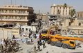 イラク・バグダッド（Baghdad）中心部で、シーア派基金団体本部の自動車爆弾攻撃現場に急行した治安部隊および救援隊員ら（2012年6月4日撮影）。(c)AFP/AHMAD AL-RUBAYE