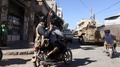 シリア北部ダビク西郊の村で、イスラム過激派組織「イスラム国（IS）」からのダビク奪還を祝う反体制派の戦闘員たち（2016年10月16日撮影）。(c)AFP/Nazeer al-Khatib
