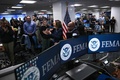 米南東部を襲ったハリケーン「ヘリーン」がもたらした被害への対応をめぐり記者団の取材に応じるカマラ・ハリス副大統領。ワシントンの連邦緊急事態管理庁（FEMA）本部で（2024年9月30日撮影）。(c)Brendan SMIALOWSKI / AFP