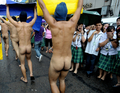 マニラ（Manila）の学生街を全裸で行進したフィリピン大学（University of the Philippines）の学生友好団体「Alpha Phi Omega」のメンバーら（2009年3月2日撮影）。(c)AFP/JAY DIRECTO