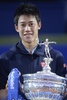 男子テニス、バルセロナ・オープン、シングルス決勝。トロフィーを手にする錦織圭（2015年4月26日撮影）。(c)AFP/JOSEP LAGO