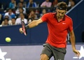 男子テニス、上海マスターズ（2014 Shanghai Rolex Masters）シングルス準決勝。リターンを狙うロジャー・フェデラー（Roger Federer、2014年10月11日撮影）。(c)AFP/GOH CHAI HIN