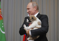 ロシア・ソチで、トルクメニスタンのグルバングルイ・ベルドイムハメドフ大統領から贈呈された犬を抱くウラジーミル・プーチン大統領（2017年10月11日撮影、資料写真）。(c)MAXIM SHEMETOV / POOL / AFP