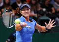 女子テニス、WTAツアー選手権（TEB BNP Paribas WTA Championships - Istanbul 2012）は25日、トルコ・イスタンブール（Istanbul）のスィナン・エルデム・ドーム（Sinan Erdem Dome）で3日目が行われ、大会第8シードの李娜（Na Li、ナ・リー、中国）が6-4、6-3で第5シードのアンジェリーク・クルベール（Angelique Kerber、ドイツ）に勝利した。

リターンを打つ李娜（2012年10月25日撮影）。(c)AFP/BULENT KILIC