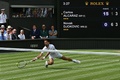 テニス、ウィンブルドン選手権、男子シングルス決勝。倒れながらリターンを打つノバク・ジョコビッチ（2023年7月16日撮影）。(c)Glyn KIRK / AFP