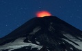 チリ・プコンから撮影した、火山活動の活発化の兆候を示すビジャリカ山（2015年3月30日撮影）。(c)AFP/SEBASTIAN ESCOBAR