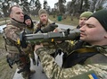 ウクライナ・キーウで、新たに供与された携行式対戦車ミサイルなどを試す領土防衛隊（2022年3月23日撮影、資料写真）。(c)GENYA SAVILOV / AFP