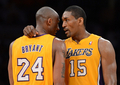 11-12NBAは12日、プレーオフ1回戦（7回戦制）が行われ、ロサンゼルス・レイカーズ（Los Angeles Lakers）は96-87でデンバー・ナゲッツ（Denver Nuggets）との第7戦を制し、対戦成績を4勝3敗としてウエスタンカンファレンス準決勝に進出した。

チームメイトのコービー・ブライアント（Kobe Bryant）と言葉を交わすレイカーズのメッタ・ワールドピース（Metta World Peace、2012年5月12日撮影）。(c)AFP/Getty Images/Harry How