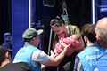 ウクライナ南部ザポリージャから西部リビウまで、子どもを連れて列車で避難してきた女性（2023年5月25日撮影）。(c)YURIY DYACHYSHYN / AFP
