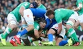 ラグビーシックスネーションズ第2節、アイルランド対イタリア。ボールを競り合う両チームの選手（2024年2月11日撮影）。(c)PAUL FAITH/ AFP