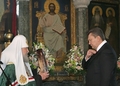 ウクライナの首都キエフ（Kiev）での礼拝で、ロシア正教のキリル総主教（Patriarch Kirill）から聖像を授与されるビクトル・ヤヌコビッチ（Viktor Yanukovych）新大統領（2010年2月25日撮影）。(c)AFP/GENYA SAVILOV