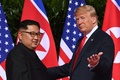 シンガポールで会談を行った、米国のドナルド・トランプ大統領（右）と北朝鮮の金正恩（キム・ジョンウン）朝鮮労働党委員長（2018年6月11日撮影）。(c)SAUL LOEB / AFP
