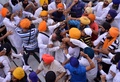 インド北部アムリツァル（Amritsar）にあるシーク教の総本山「黄金寺院（Golden Temple）」で、衝突するシーク教徒たち（2014年6月6日撮影）。(c)AFP/NARINDER NANU